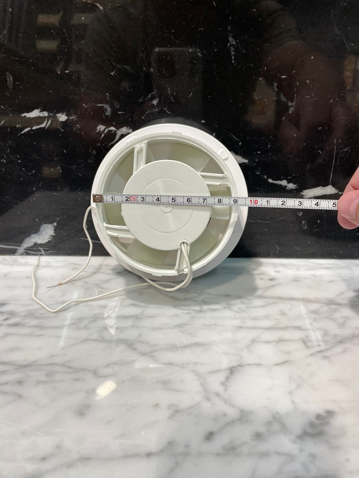 Диффузор на магнитах с вентилятором для потолков ТД100 черно-белый 100 мм